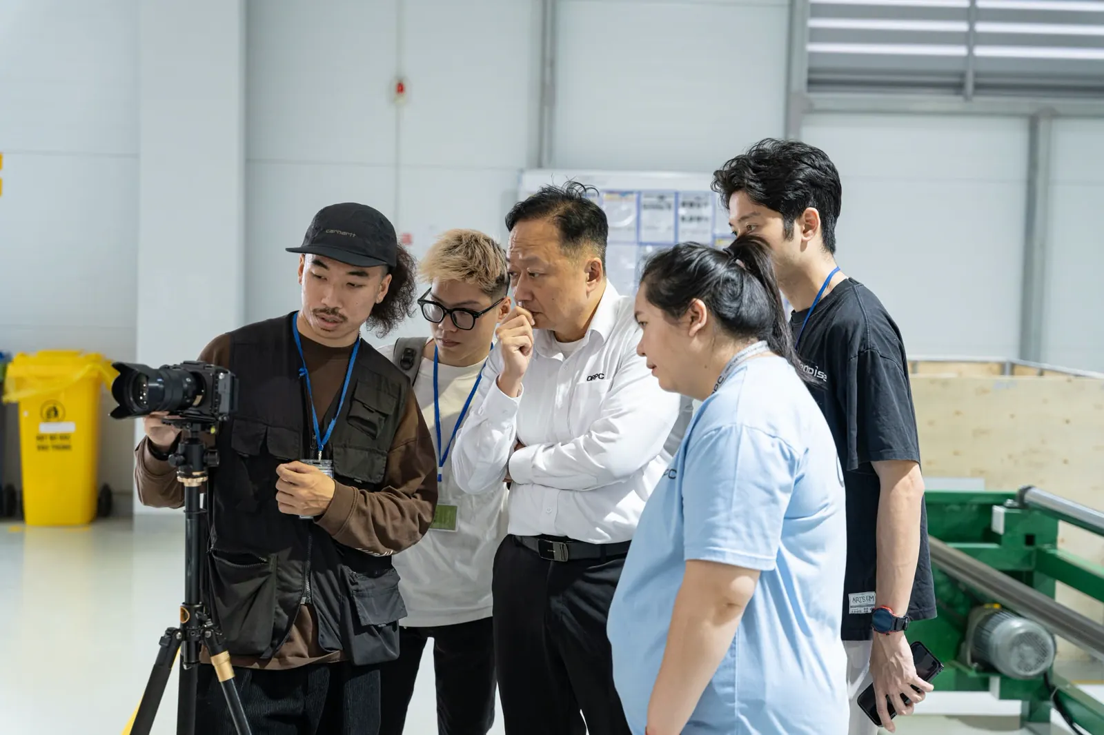 XQuang cùng ekip và đại diện khách hàng kiểm tra khung hình tại nhà máy