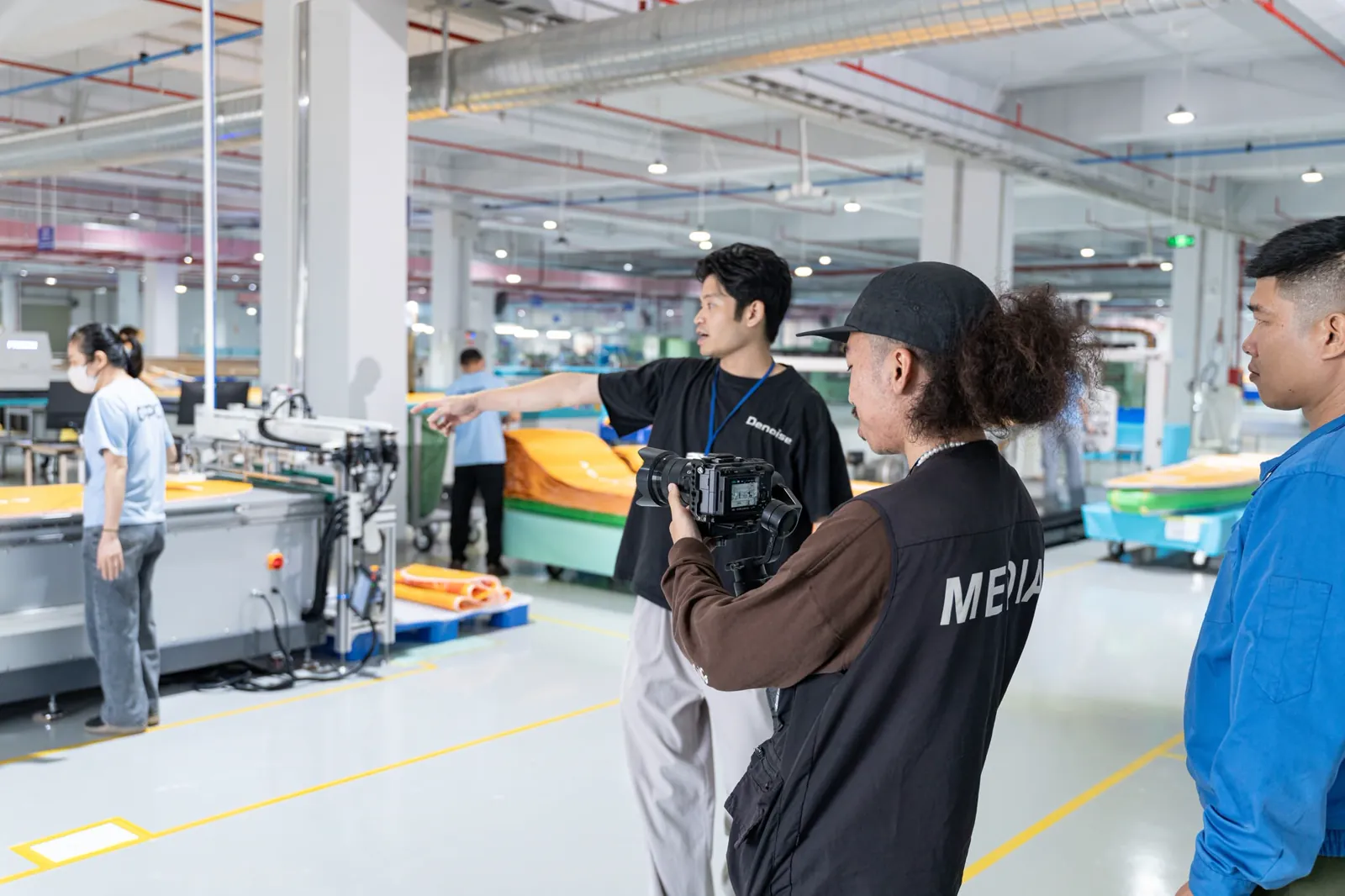 XQuang vận hành camera cùng thành viên Denoise Production House tại hiện trường